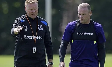 Koeman "kèm cặp" Rooney tận tình trong buổi tập trên đất Hà Lan