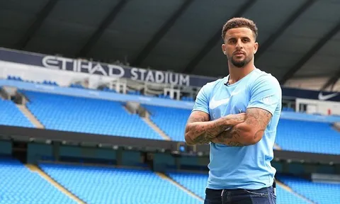 Kyle Walker ra mắt Man City, Pep Guardiola cười tươi rói