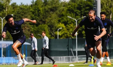 Kyle Walker tròn mắt nhìn Harry Kane đua tốc độ trên sân tập