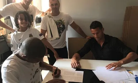 Kylian Mbappe khoe ảnh ở sân bay, thông báo ở lại Monaco?