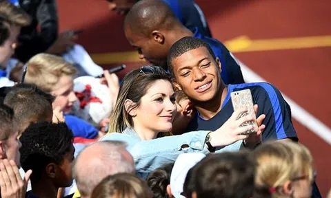 Kylian Mbappe tươi như hoa bên bóng hồng xinh đẹp