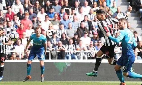 Lacazette nổ súng, Pháo thủ vẫn trắng tay vì "thử nghiệm" của Wenger