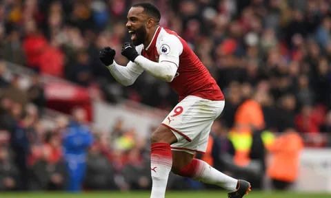 Lacazette “khoe” vết thương sau trận thắng Stoke