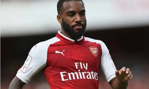 Lacazette sút trúng cột dọc, fan Arsenal nội chiến