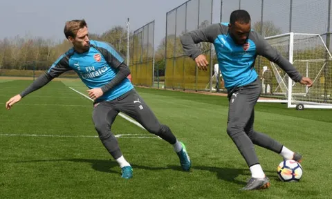 Lacazette tập 'múa dẻo' trên sân tập của Arsenal