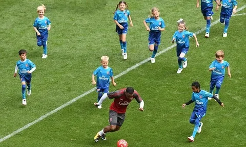 Lacazette và dàn sao Arsenal 'mắc kẹt' giữa hàng ngàn CĐV nhí