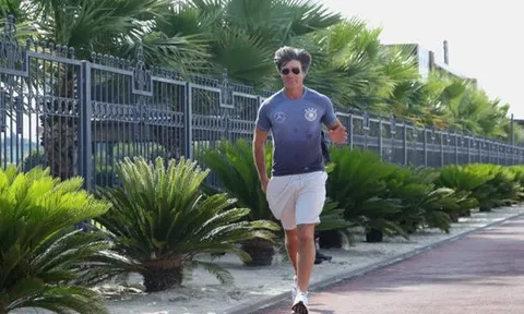 Làm gương cho học trò, Joachim Low tập thể dục buổi sáng hưởng cái nắng Sochi