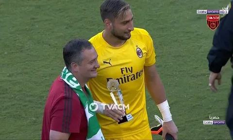 Làm nản lòng các chân sút Barca, "Tiểu Buffon" được vinh danh
