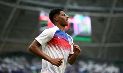 "Làm ơn đưa Rashford vào thay gấp chân gỗ Sterling"