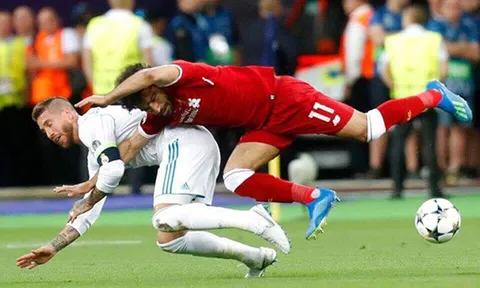 Lampard và Ferdinand bênh Ramos khi va chạm với Salah