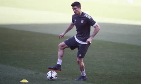 Lãnh đạo "chốt" tương lai", Lewandowski thể hiện hết mình trên sân tập