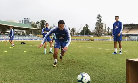 Lấy lòng Sarri, Fabregas lẫn Pedro trở thành "con ong chăm chỉ" trên sân tập