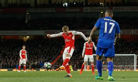 Leicester phản lưới, Pháo thủ thoát hiểm phút cuối