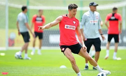 Lewandowski kheo cơ bắp cuồn cuộn trên sân tập Ba Lan
