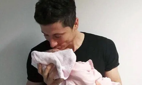 Lewandowski khoe con đầu lòng với cô giáo thể dục