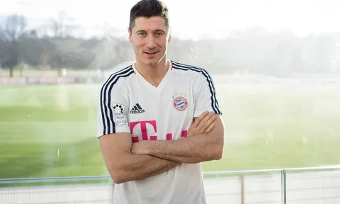Lewandowski thông báo với đồng đội về việc rời Bayern