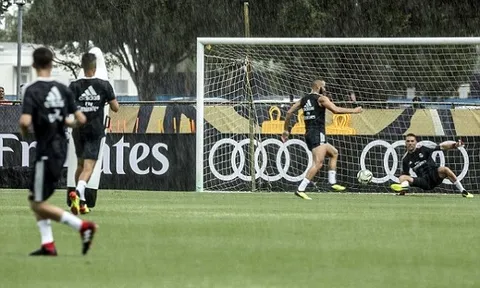 Liên tục nổ súng trên sân tập, Benzema bác bỏ tin đồn ra đi
