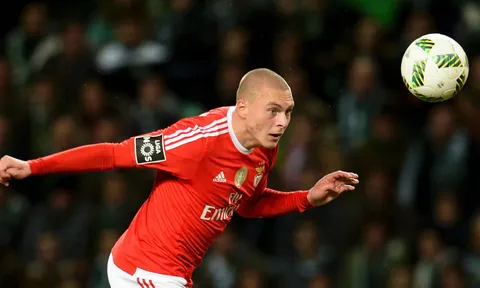 Lindelof tới Man Utd, đội bóng cũ thoát cảnh phá sản