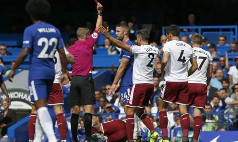 Lĩnh thẻ đỏ chóng vánh, Cahill có xứng đáng là đội trưởng Chelsea?