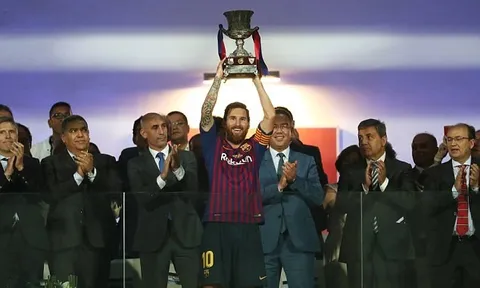 Lionel Messi nâng cao danh hiệu đầu tiên với tư cách đội trưởng của Barca