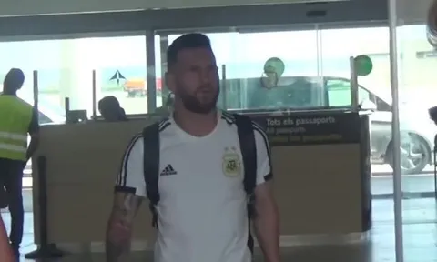 Lionel Messi được vợ đón ở sân bay Barcelona