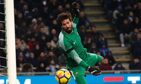 Liverpool chú ý, Alisson đã chủ động xin Roma tăng lương