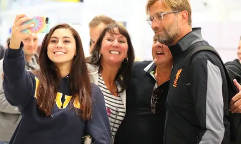 Liverpool được NHM chào đón nồng nhiệt khi vừa trở lại Anh