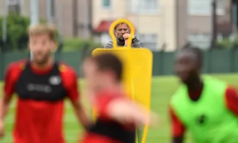 Liverpool suýt mất chiến thắng, Klopp cau có với các học trò