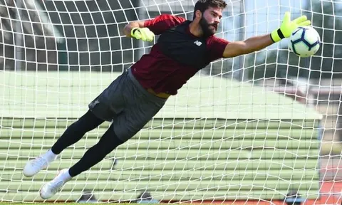 Liverpool vẫn chưa chốt số áo cho Alisson và Fabinho