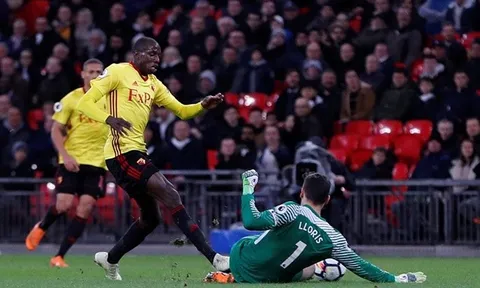 Lloris liều mình chuồi bóng cứu lấy tấm vé dự Champions League cho Tottenham