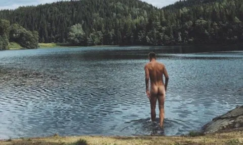 'Lord' Bendtner khoe body không mảnh vải che thân gây bão