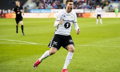 'Lord' Bendtner solo qua 4 cầu thủ giúp đội nhà giành siêu cúp