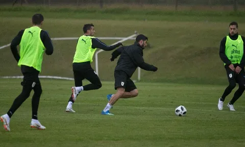 Luis Suarez "cân" 3 đồng đội trên sân tập