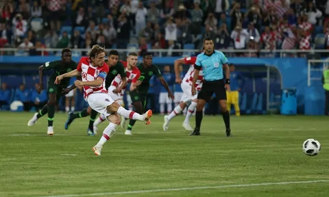 Luka Modric 'dạy' Messi thế nào là sút phạt đền