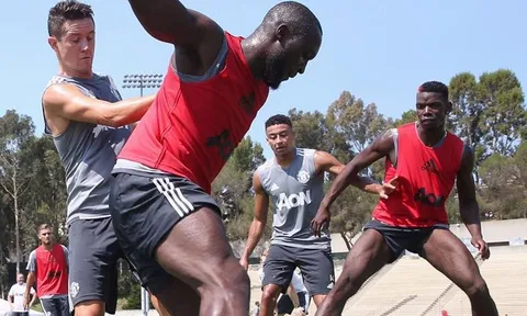 Lukaku hội quân, Man Utd tập luyện hết mình