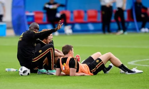 Lukaku liên tục 'tia' máy ảnh trên sân tập của tuyển Bỉ