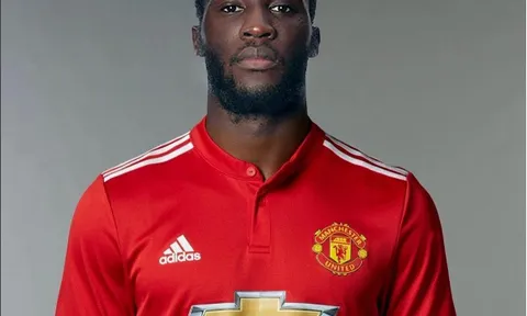Lukaku mặc áo Man Utd, xuất hiện trên trang cá nhân của Neville