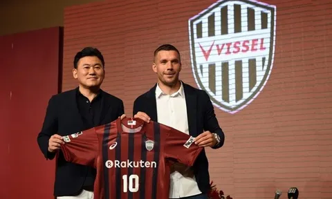 Lukas Podolski cười mỏi miệng trong ngày mắt khán giả Nhật Bản