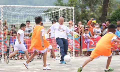 HLV Park Hang-seo chơi bóng cùng học sinh nghèo vùng cao Hà Giang