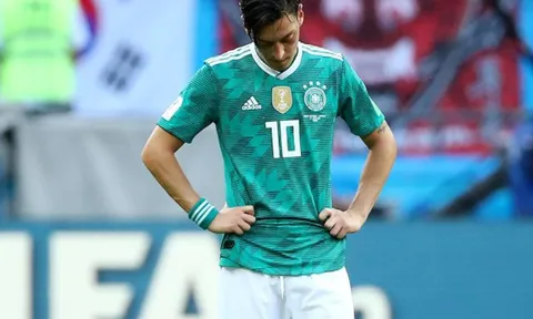 Lý giải nguyên nhân Ozil đòi "choảng" nhau với CĐV Đức
