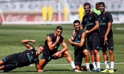 Mặc án phạt nặng, Ronaldo vẫn tươi tỉnh 'sống ảo' trên sân tập