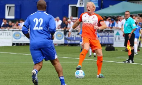 Mặc bụng bia, các huyền thoại Chelsea vẫn quẩy nhiệt tình trên sân
