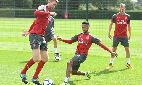 Mặc chấn thương, Mertesacker vẫn xỏ giày ra sân tập