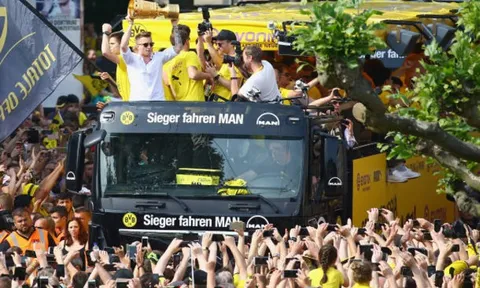 Mặc chấn thương, Reus vẫn tưng bừng đón cúp cùng Dortmund