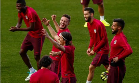 Mặc đồng đội pha trò, Griezmann và Torres vẫn chẳng thể cười