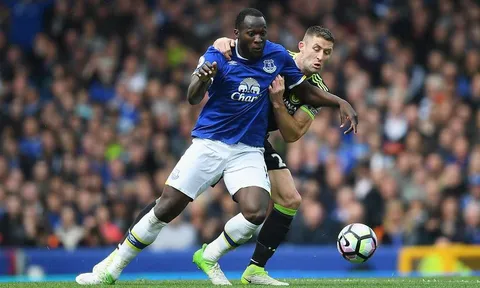 Mặc Everton thua thảm, Lukaku vẫn cười đùa với sếp lớn của Chelsea