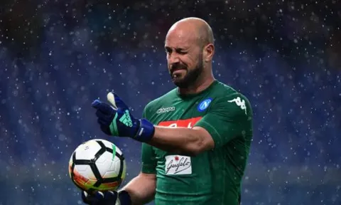 Mặc kệ ngôi vương, Napoli vẫn thỏa sức vui trong ngày mưa nặng hạt