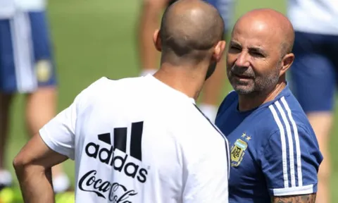 Mặc Messi, Sampaoli giành lại quyền chỉ đạo trên sân tập của Argentina