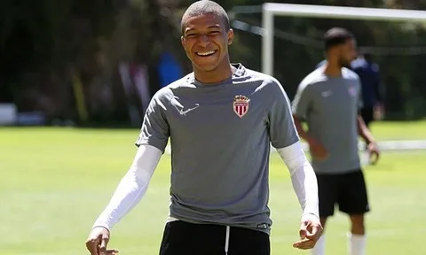 Mặc sức ép, Mbappe "tỏa nắng" giữa dàn sao Monaco