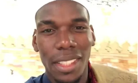 Mặc tin đồn rời M.U, Pogba tươi cười đến với đất Thánh